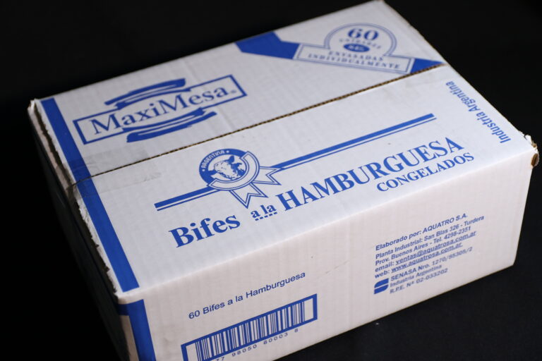 Cajas mayoristas de MaxiMesa — hamburguesas premium 100% carne vacuna congeladas, línea premium de Aquatro SA para hamburgueserías de alta gama y restaurantes